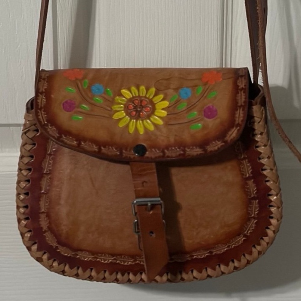 VINTAGE 70’s BROWN LEATHER HAND TOOLED FLOWER AZTEC CROSSBODY PURSE - Picture 3 of 6